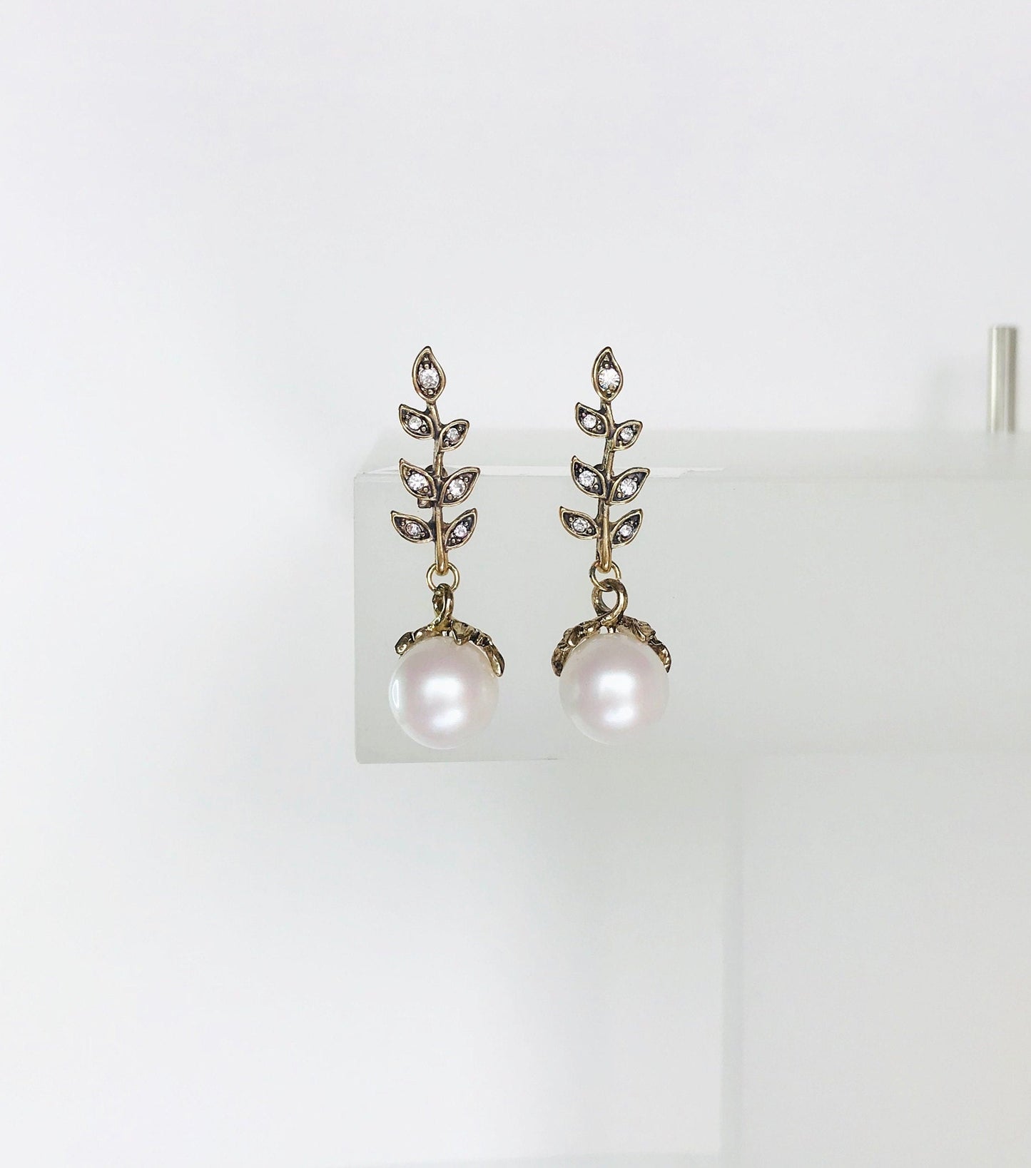Gold leave pearl earrings