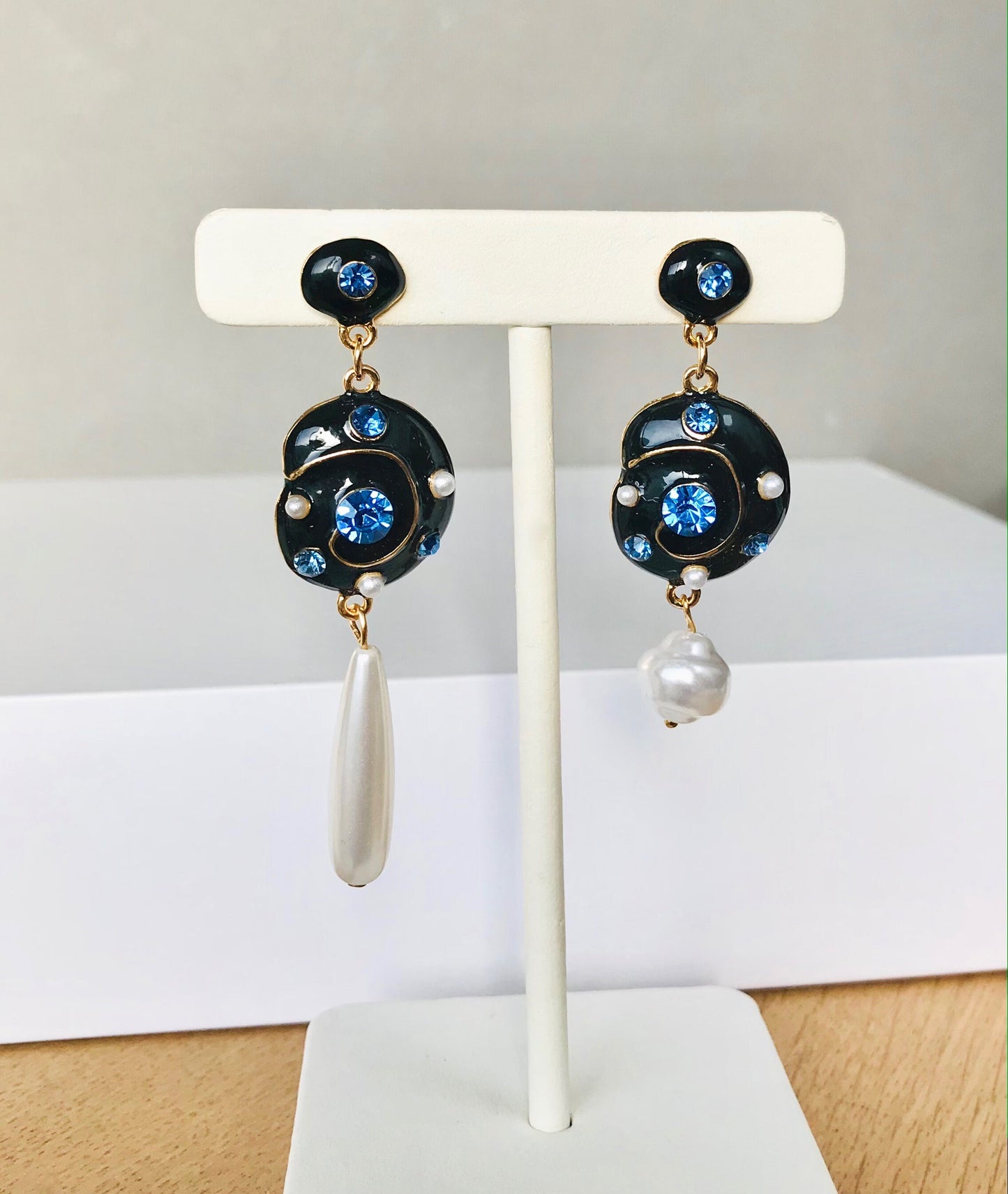 Avant-garde pearl earrings