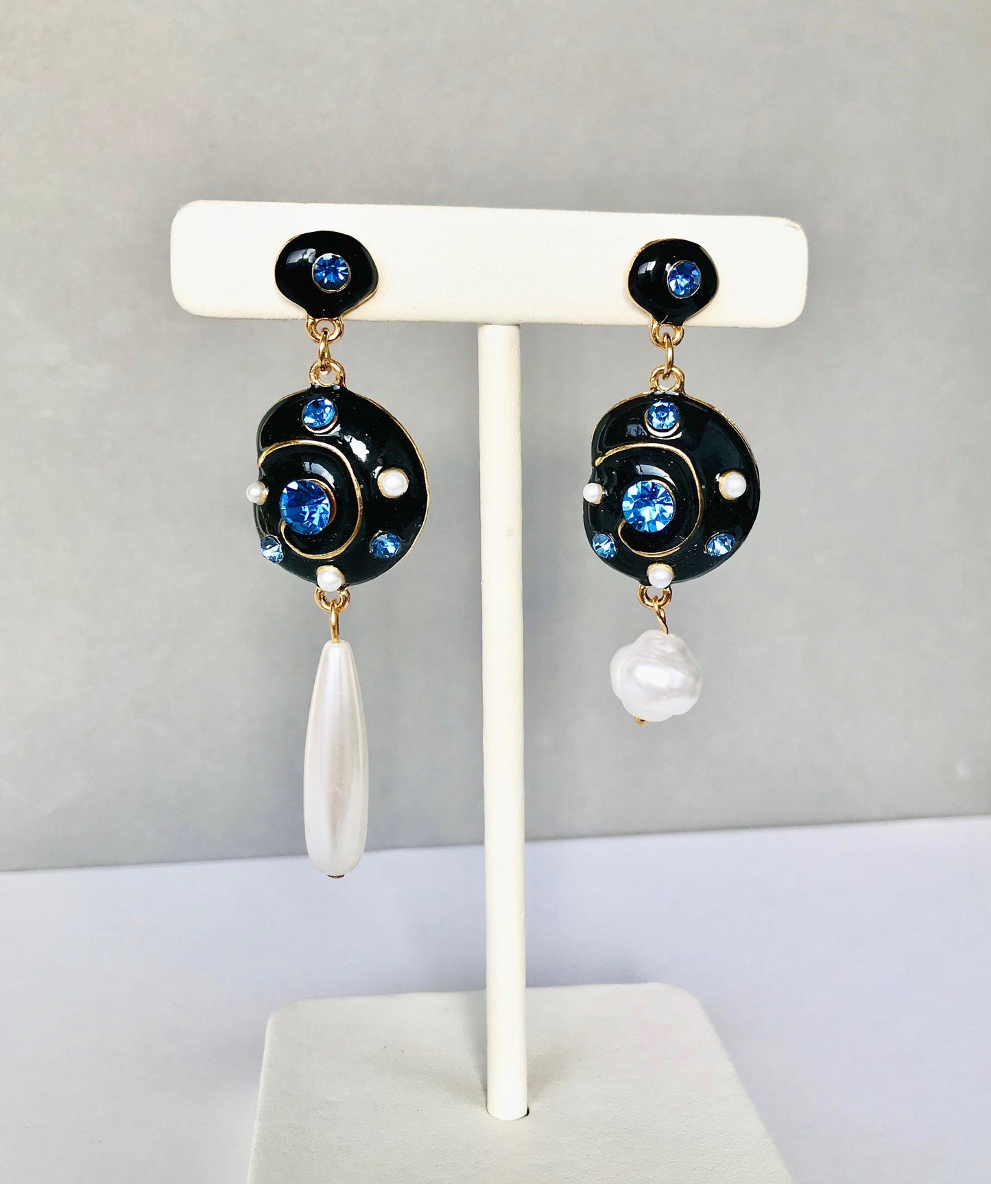 Avant-garde pearl earrings