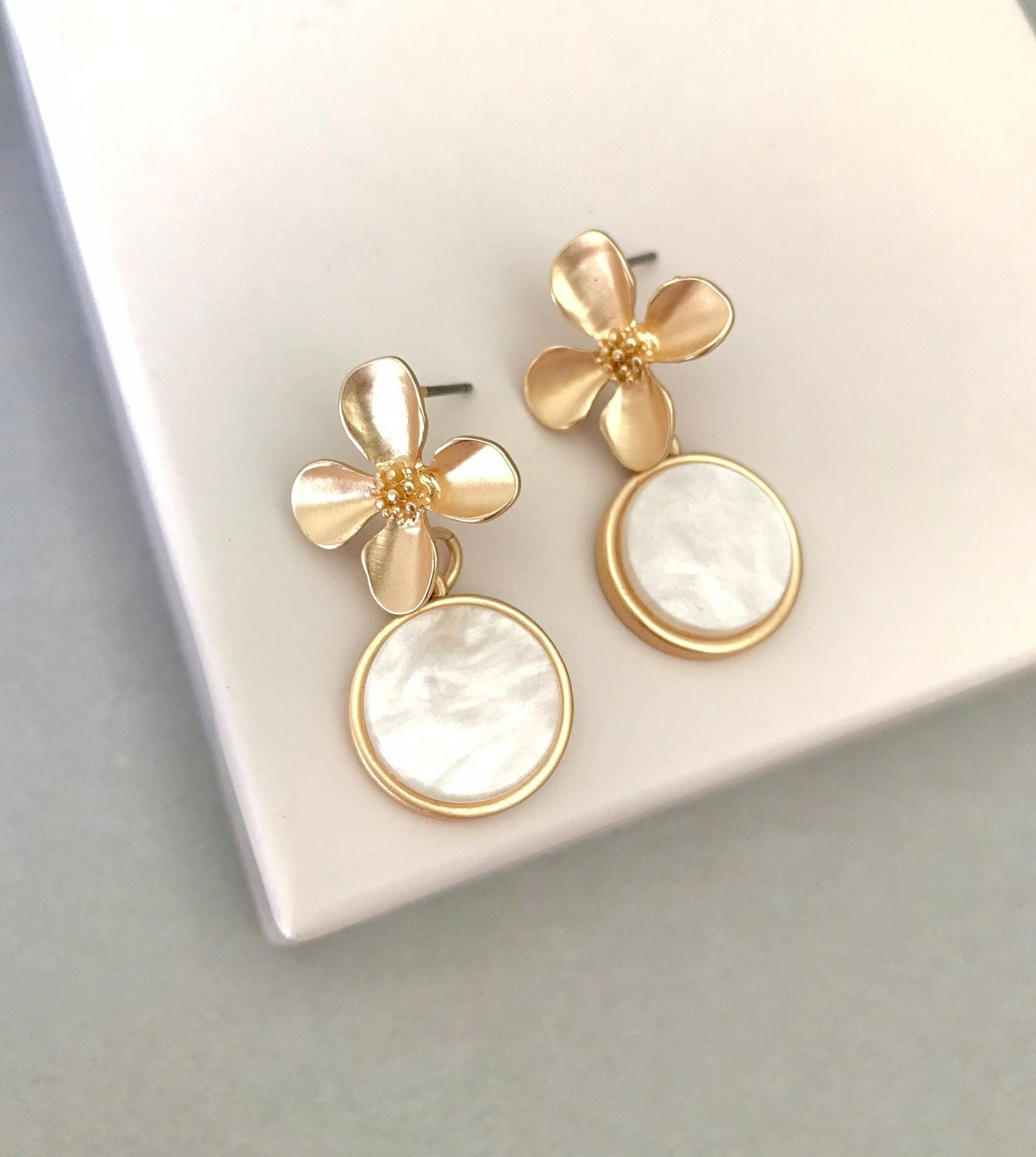 Small daisy earrings