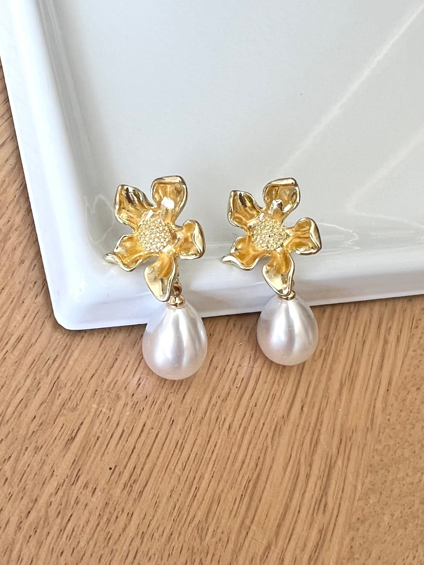 Gold flower pearl earrings