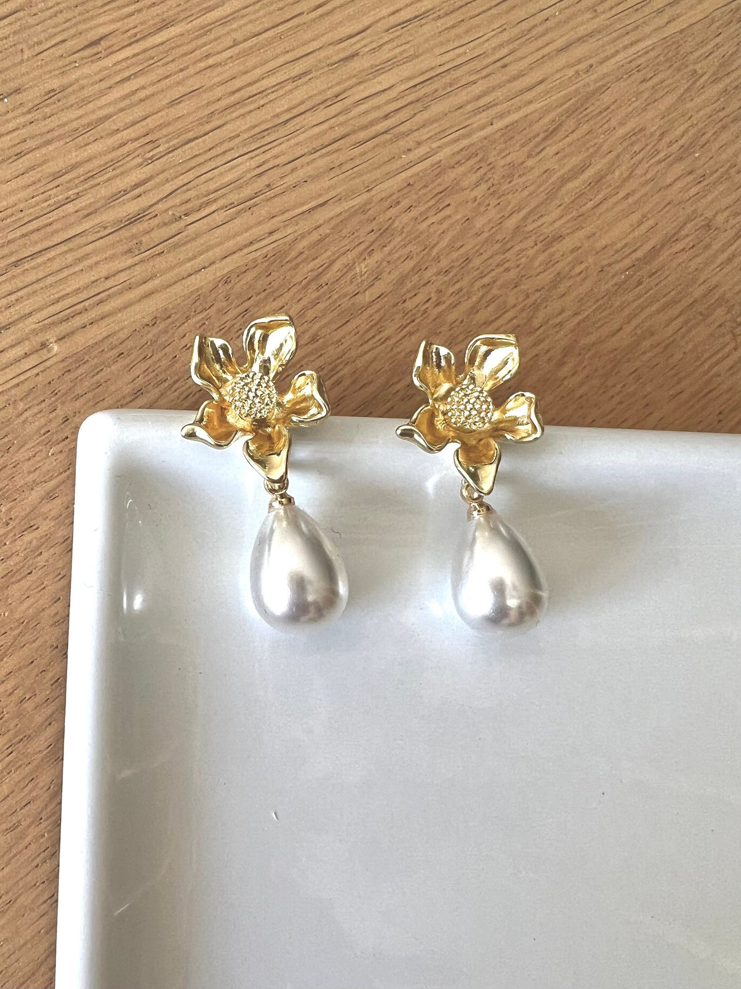 Gold flower pearl earrings