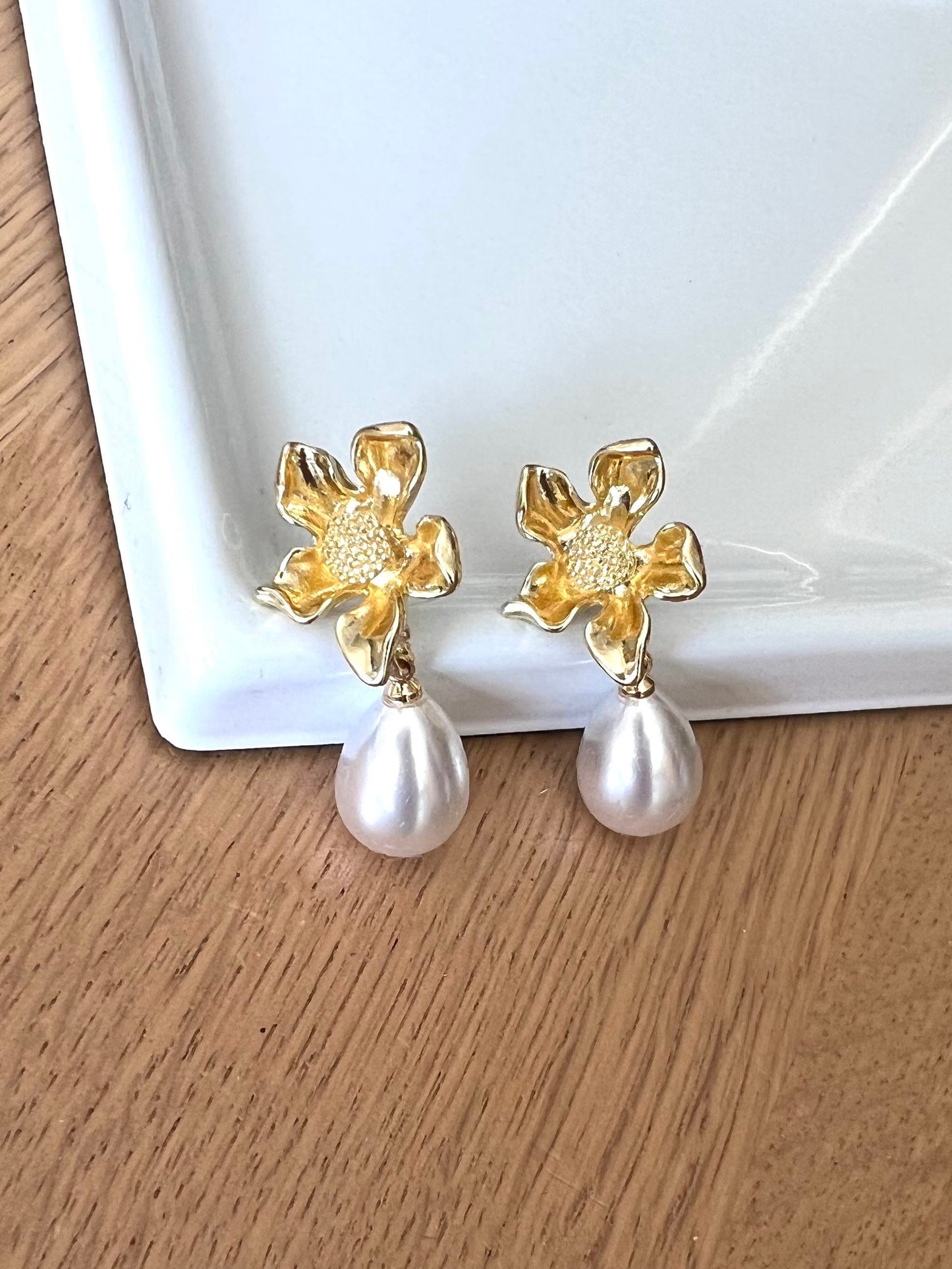 Gold flower pearl earrings