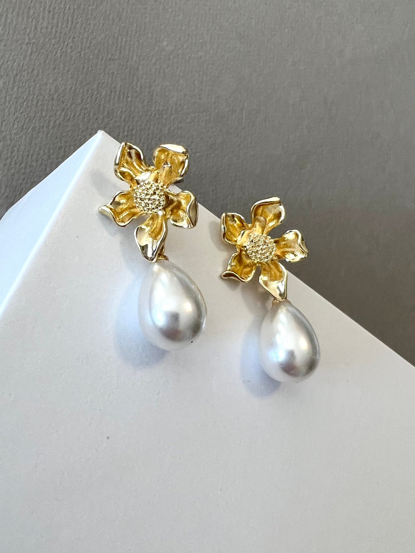 Gold flower pearl earrings