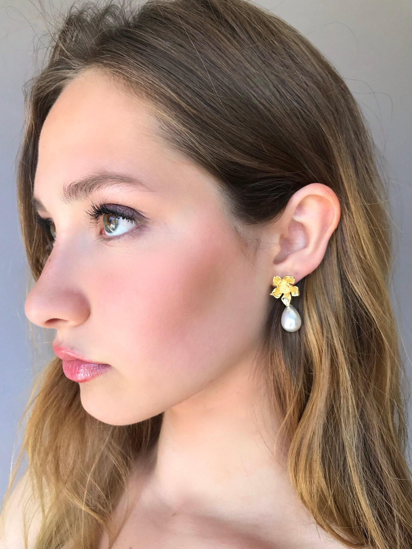 Gold flower pearl earrings