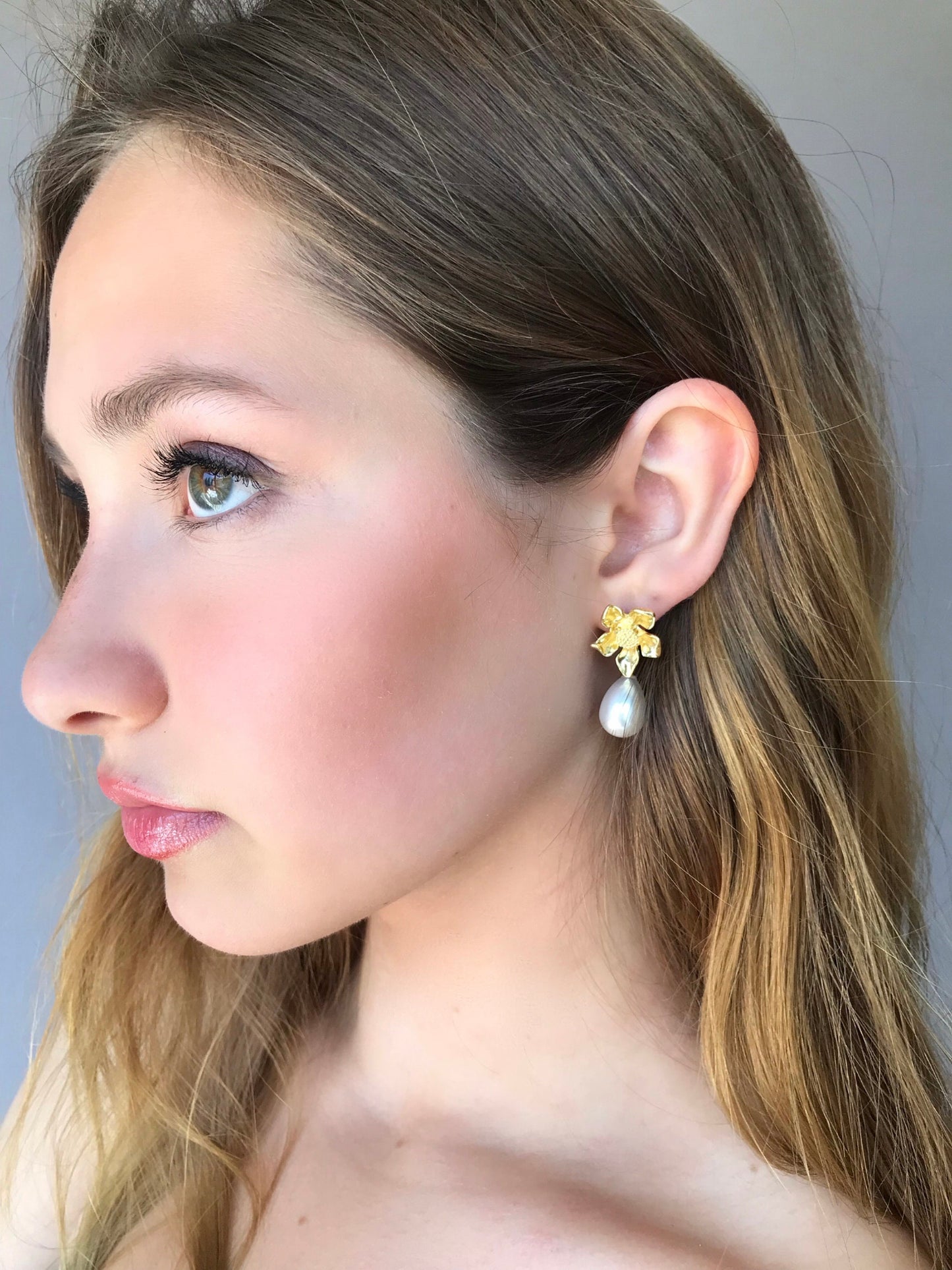 Gold flower pearl earrings