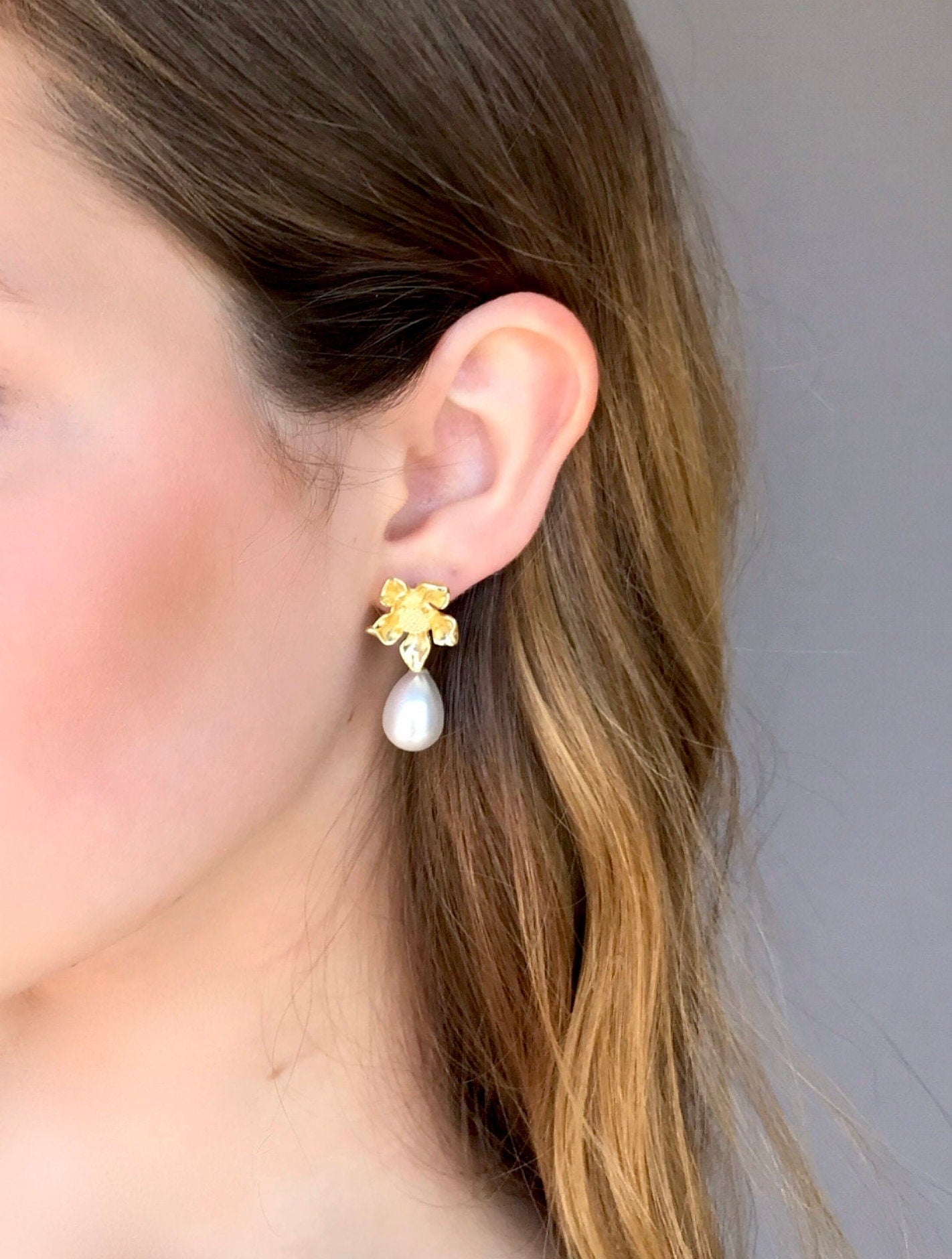Gold flower pearl earrings