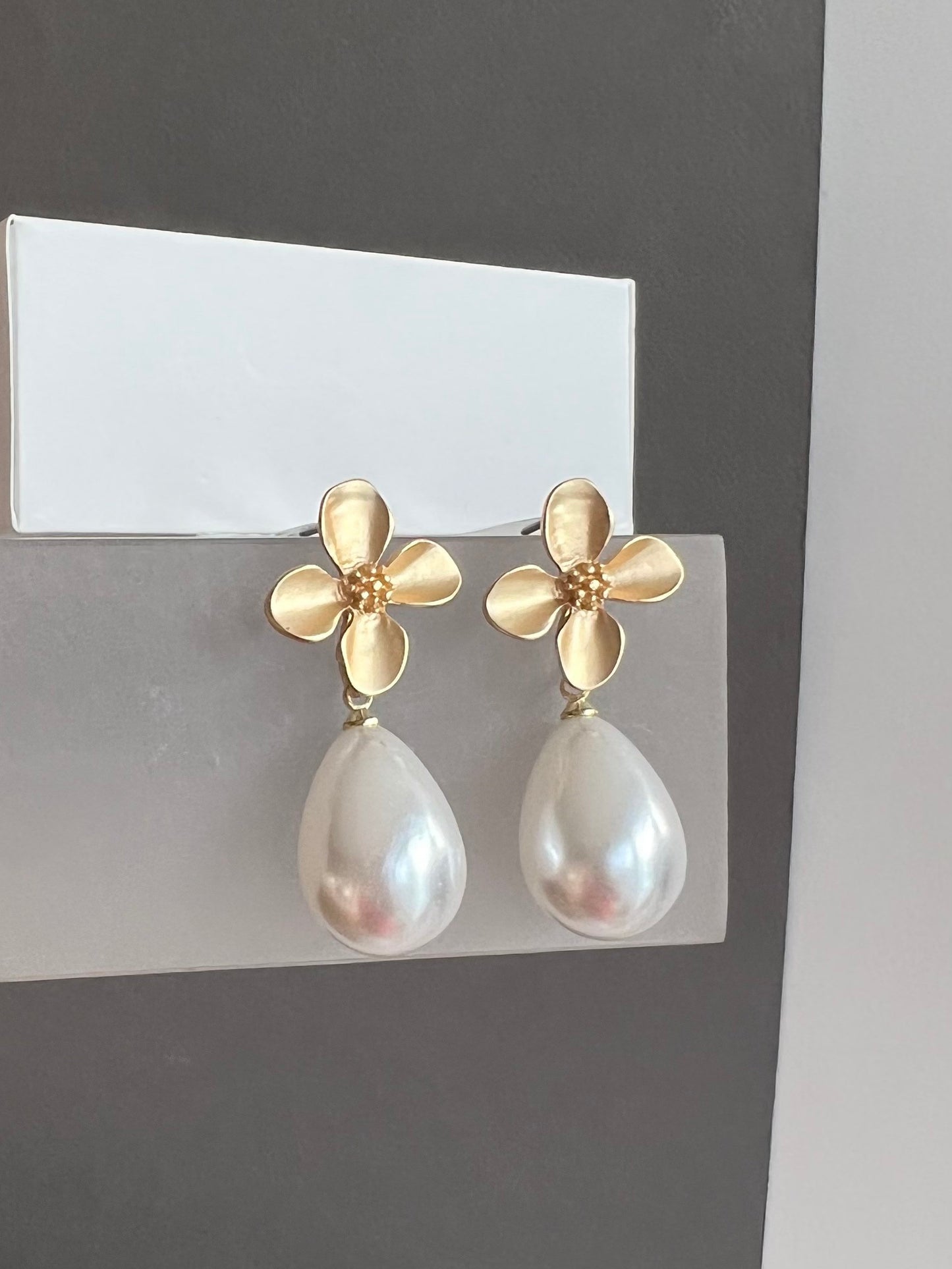 Large teardrop pearl earring