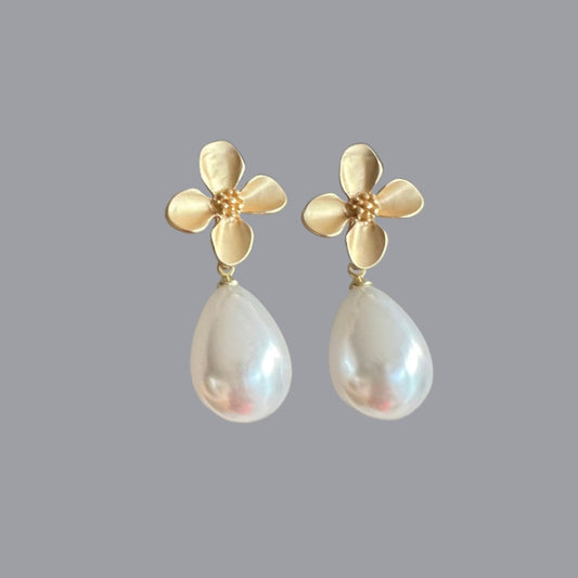 Large teardrop pearl earring
