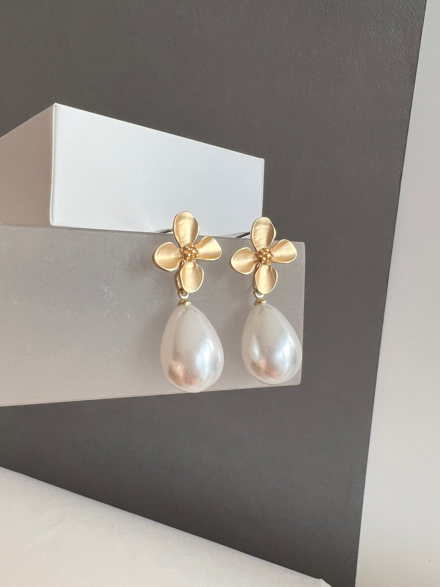 Large teardrop pearl earring