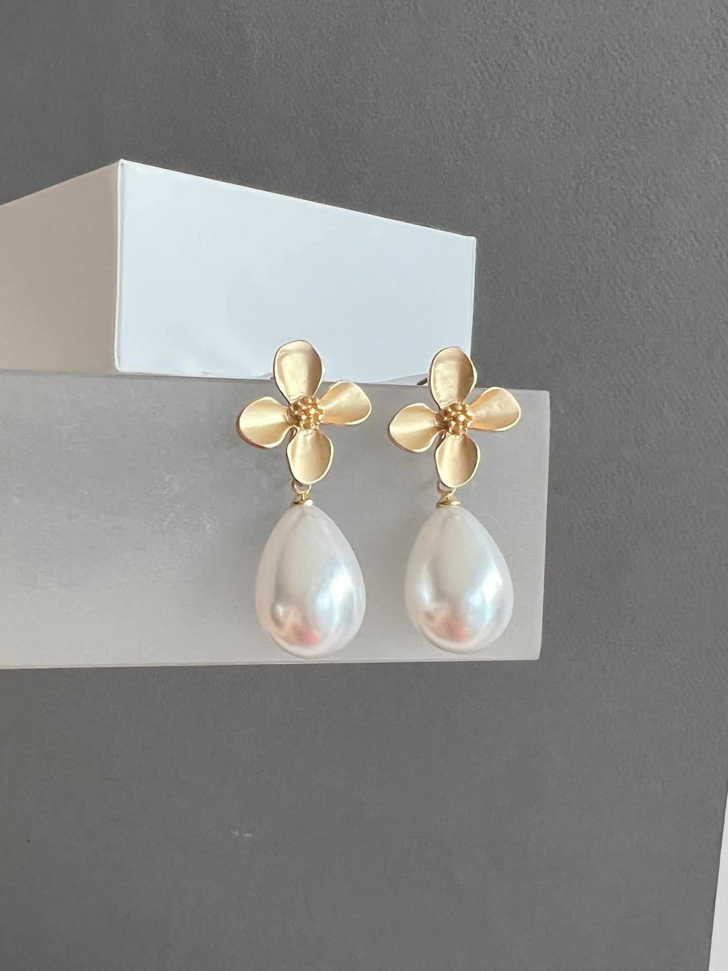 Large teardrop pearl earring
