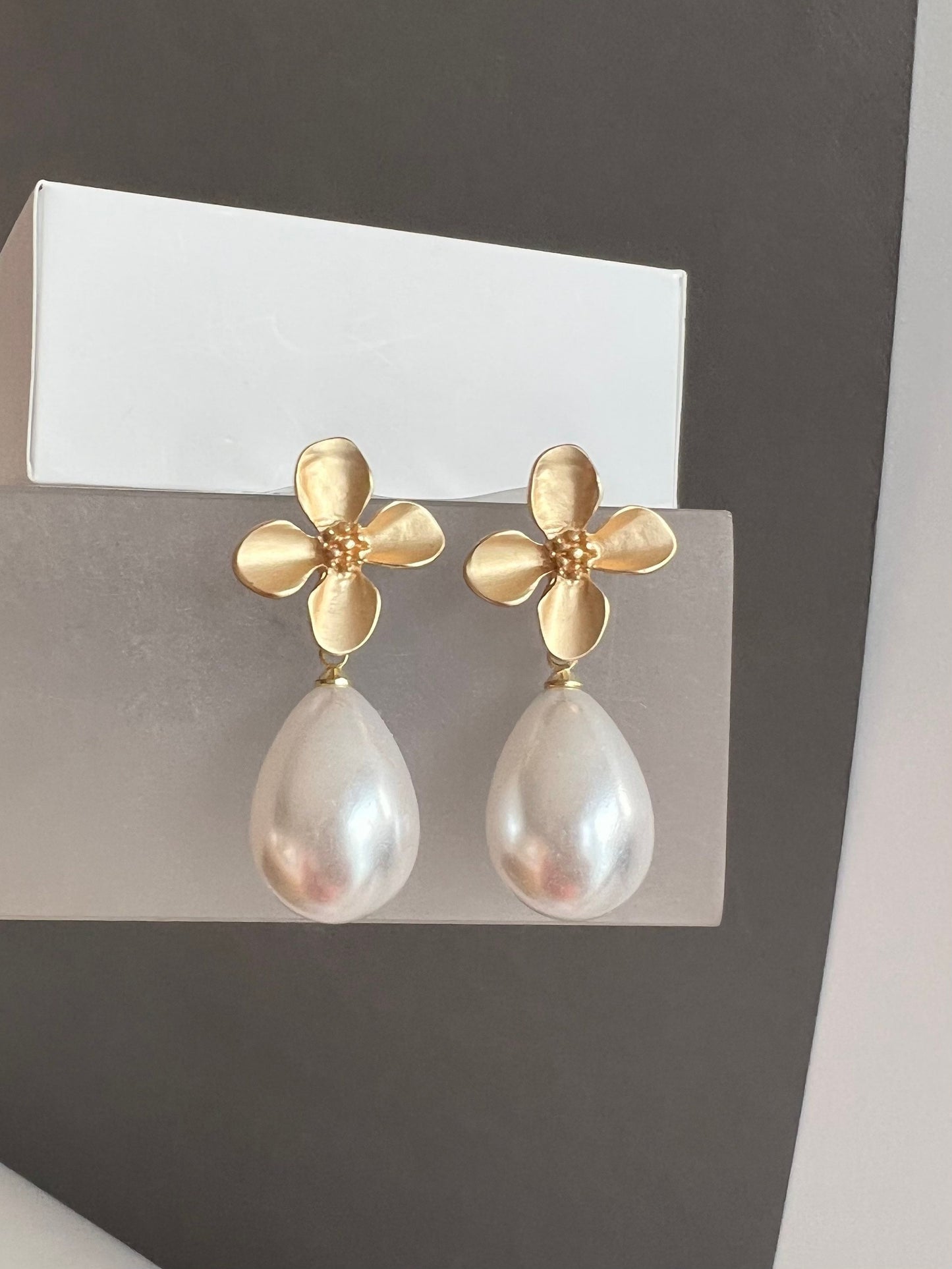 Large teardrop pearl earring