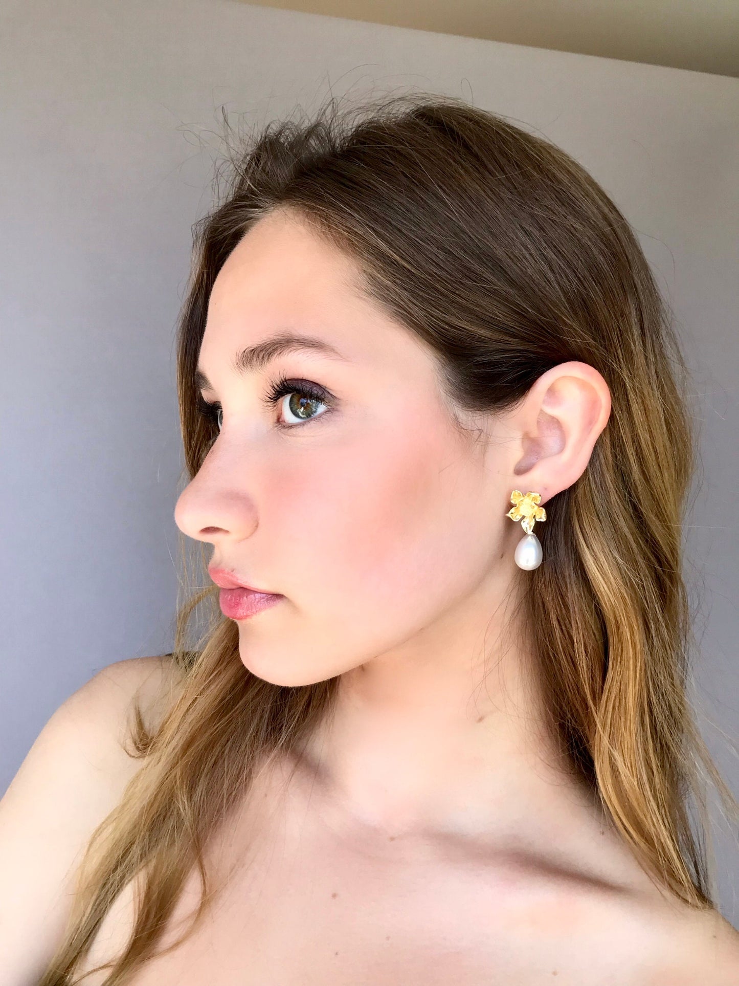 Gold flower pearl earrings