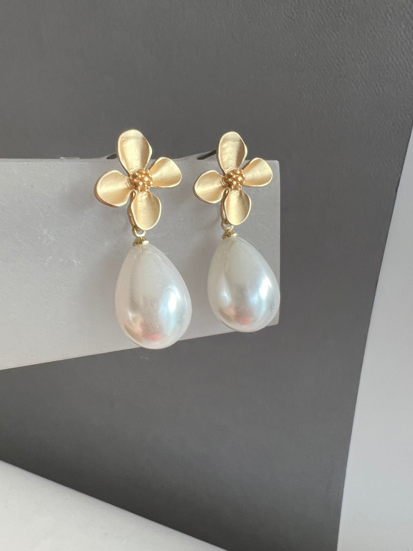 Large teardrop pearl earring