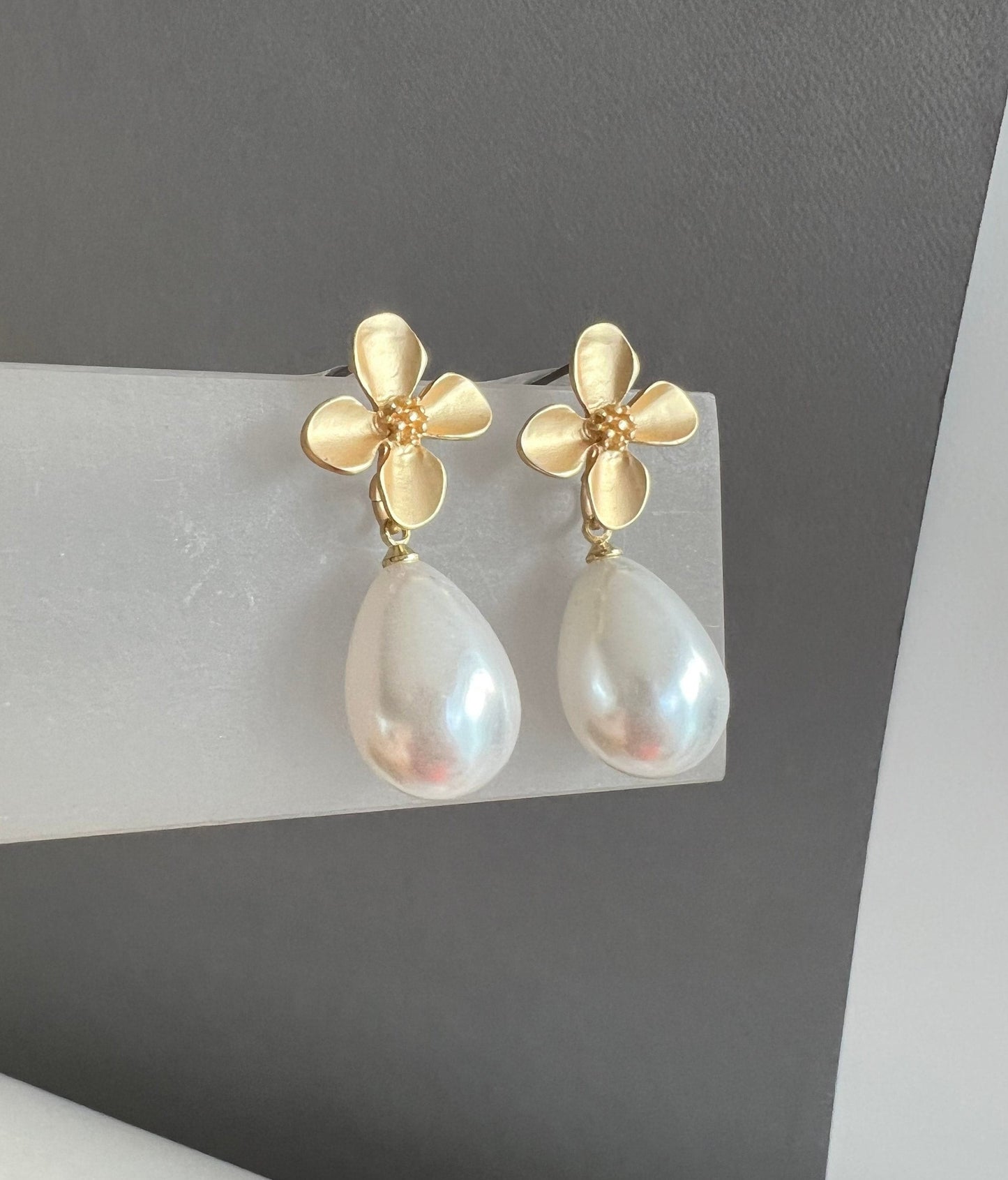 Large teardrop pearl earring