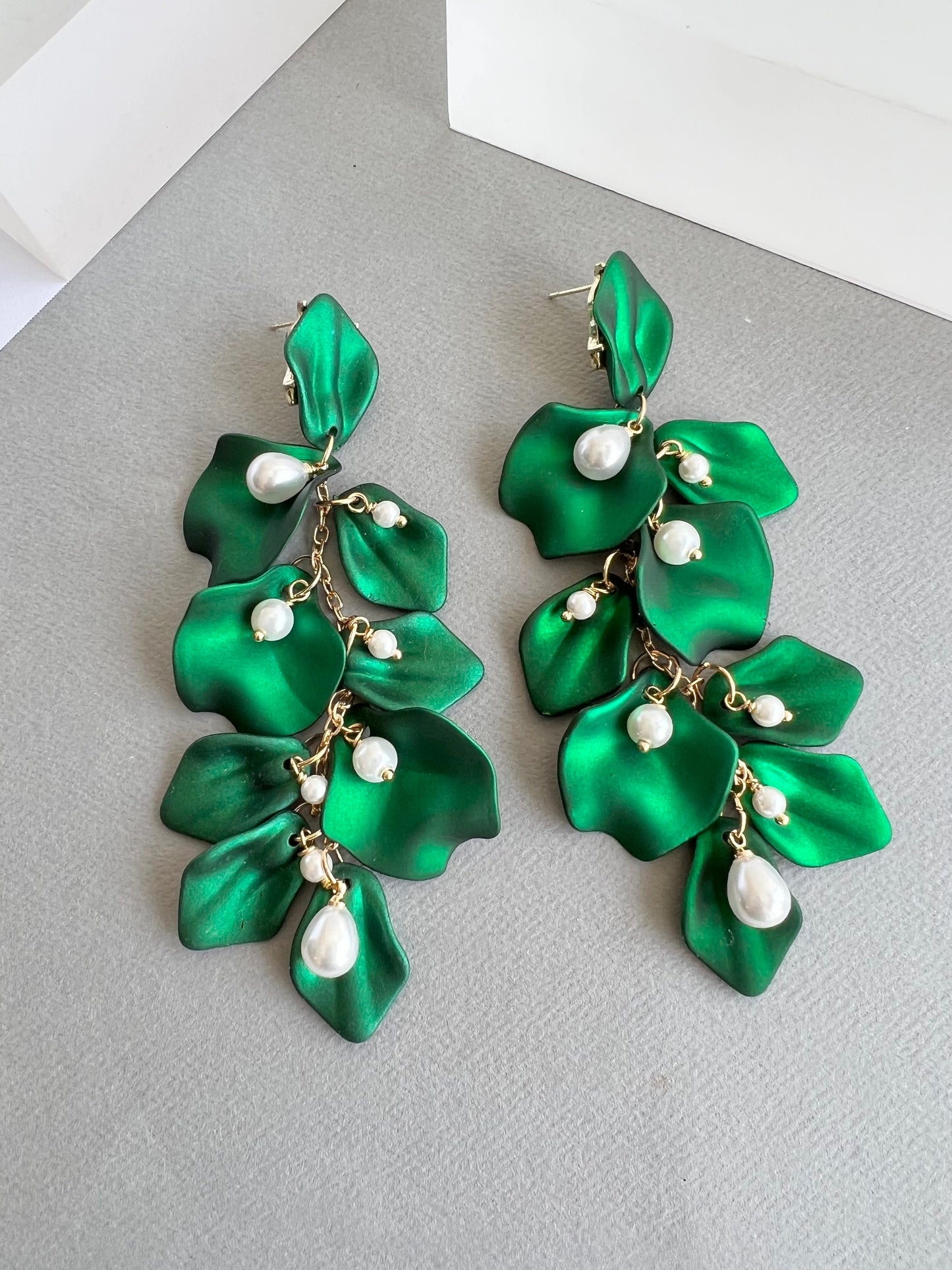 Emerald green and perl earrings